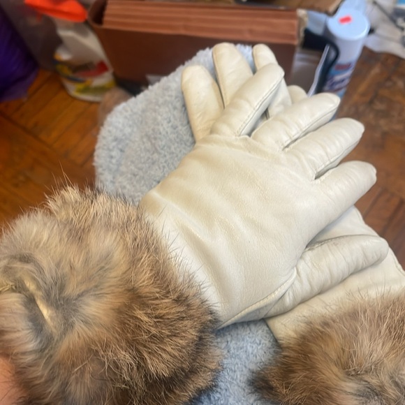 Genuine leather genuine fur white gloves - used n gorgeous - Picture 7 of 8